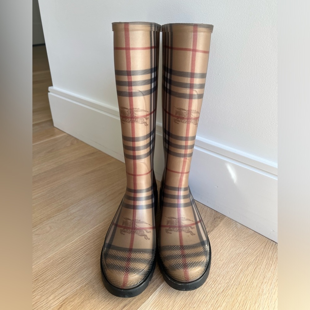 Authentic Burberry rain boots in size 6